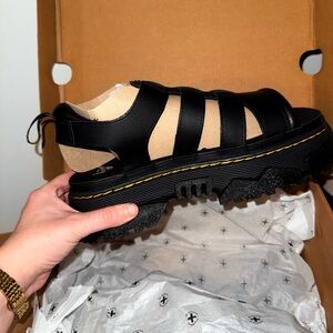 Dr. Martens Mattison platform sandals / size 9